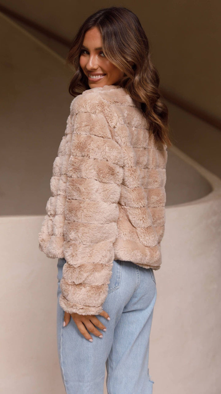 Veste femme courte et chaude, un essentiel mode pour affronter l'hiver avec style et confort.