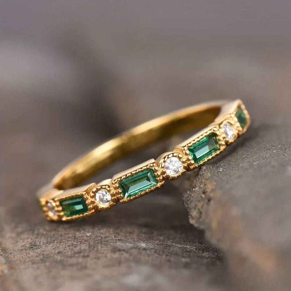 Bague rétro élégante pour femme, plaquée or, avec grand zircon vert ovale incrusté, bijou doré scintillant.