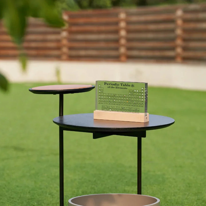 Objet éducatif et décoratif : tableau périodique lumineux avec échantillons d'éléments réels. Pour bureau ou maison.