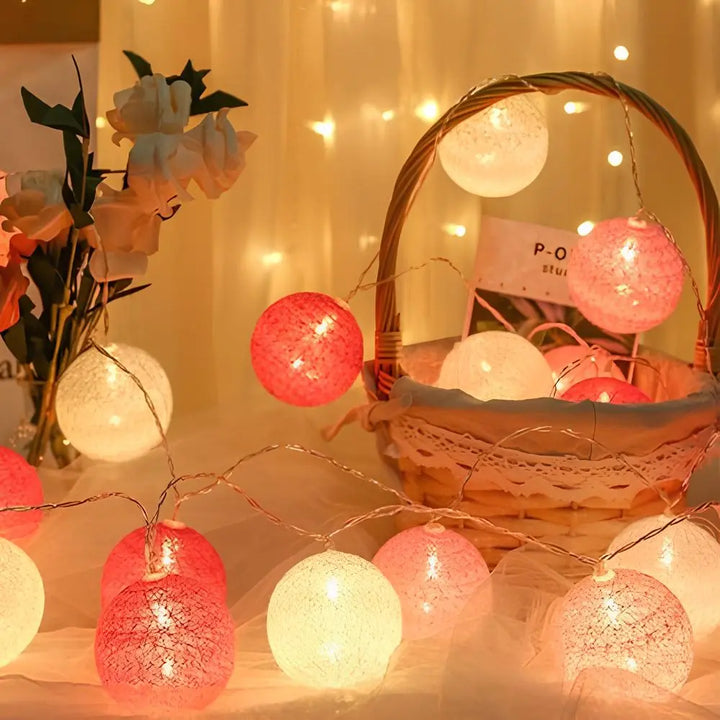 Décoration de salon avec guirlande lumineuse LED et boules de coton multicolores.