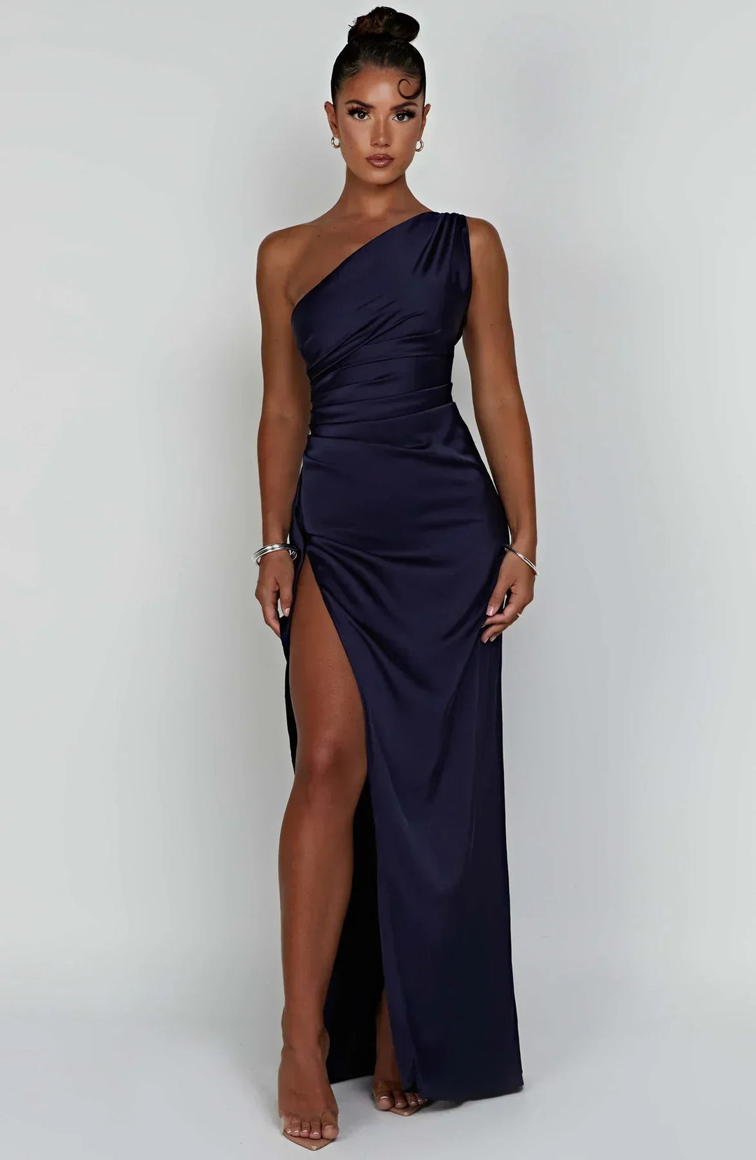Robe de gala asymétrique fendue, en satin, pour une silhouette élancée.