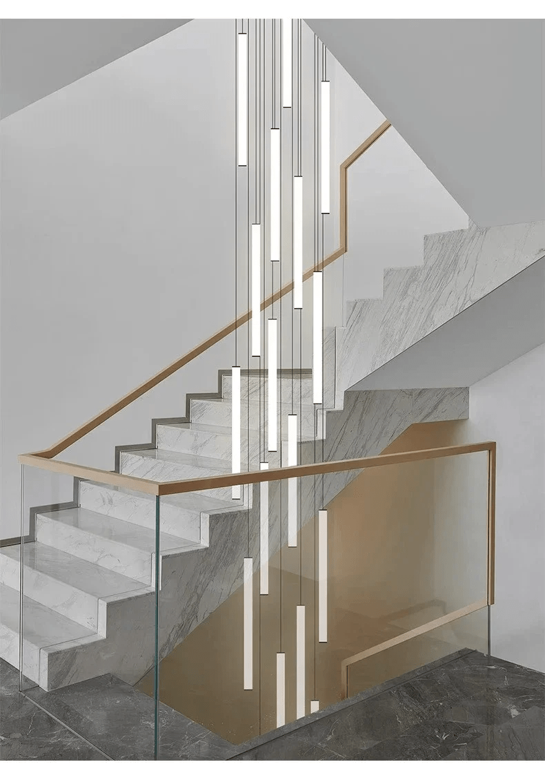 Luminaire suspendu vertical en spirale pour grand escalier, design contemporain de luxe, ambiance.