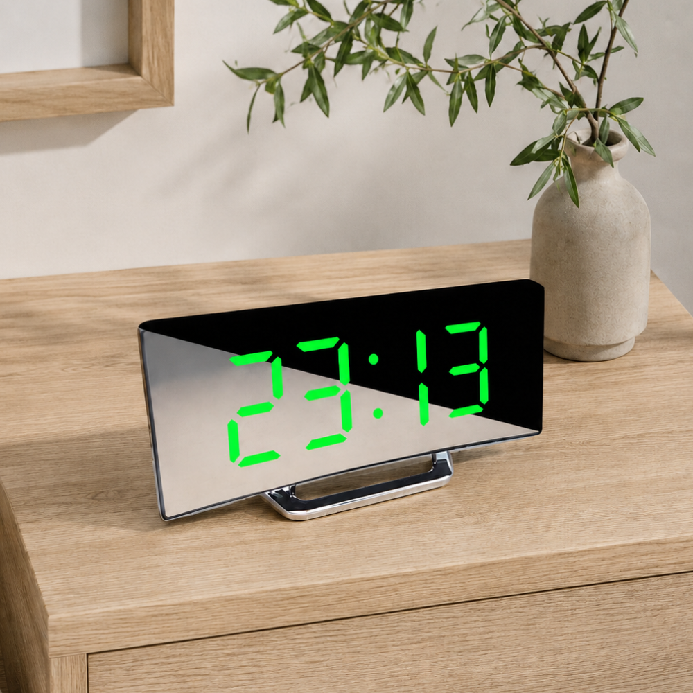 Réveil élégant LED incurvé pour chambre, affichage numérique grand format, luminosité adaptable.