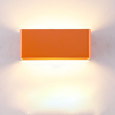 Design minimaliste et moderne: Applique murale LED cube pour un éclairage intérieur chic.