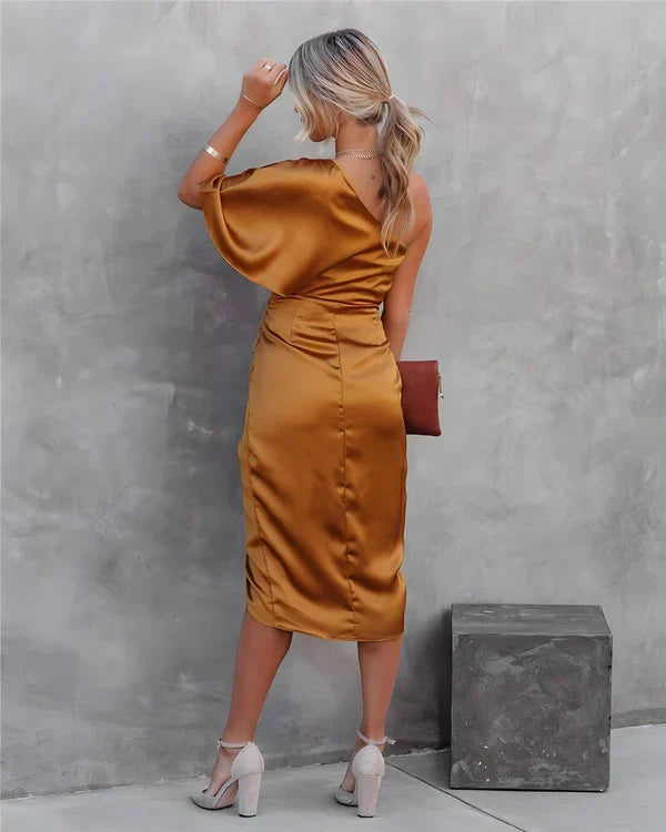 Robe de soirée tendance Celina en soie pour femme, élégante et fluide, idéale pour un événement spécial.