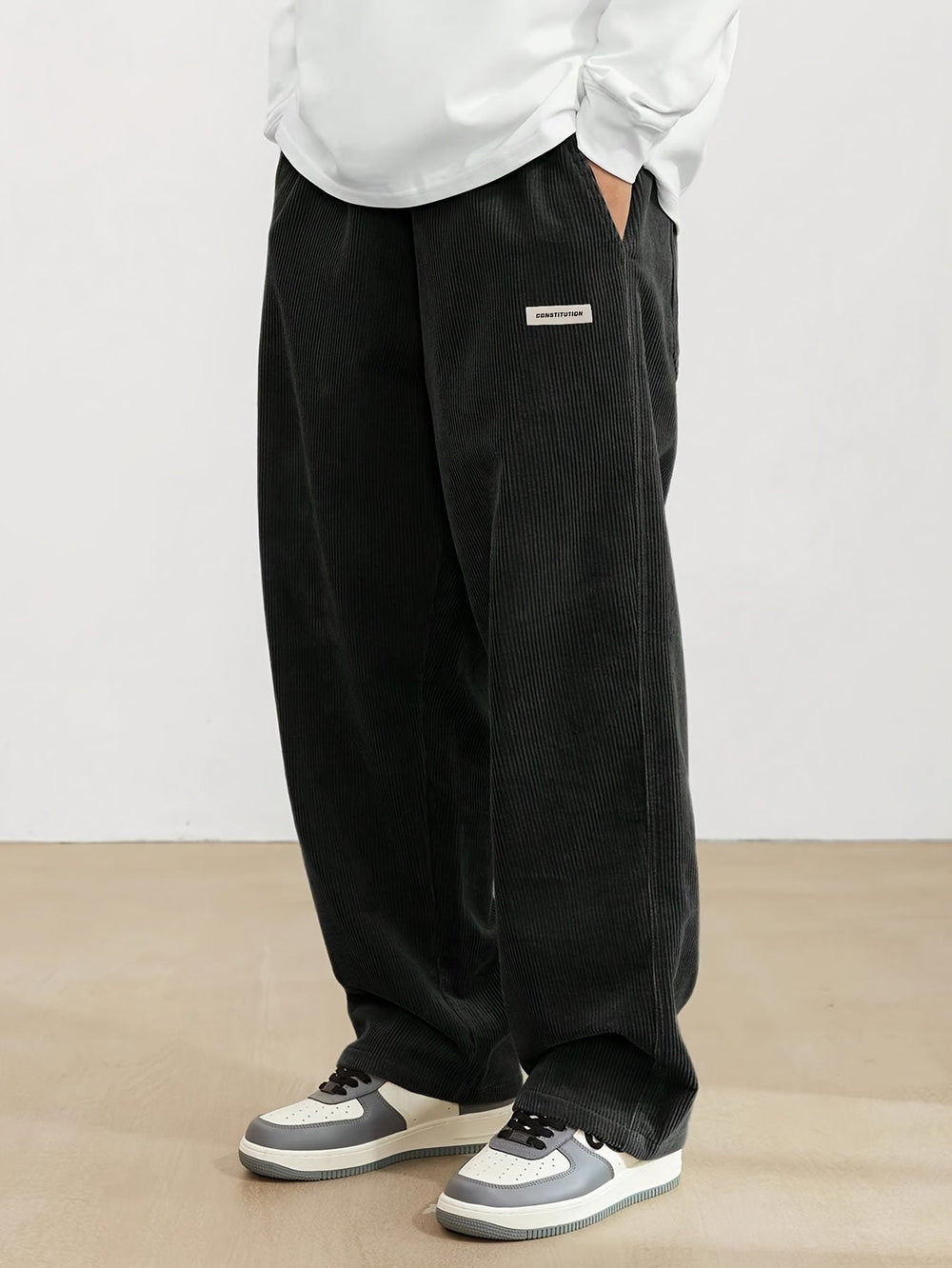 Pantalon casual homme à jambes larges, confortable, idéal pour un look urbain moderne.