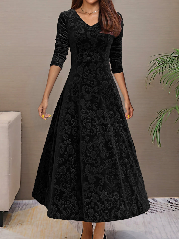 Robe de soirée élégante à col V pour femme, motifs floraux, collection printemps.