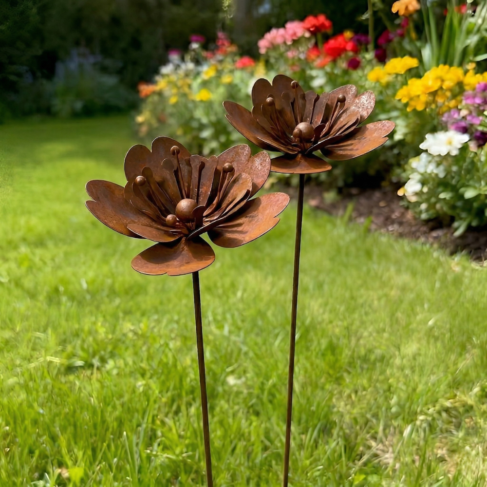Piquet de jardin fleur en métal rouillé, ornement extérieur pour une ambiance rustique et décor floral.