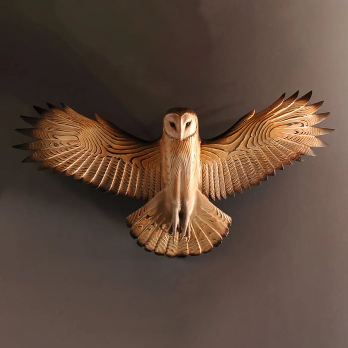Décoration murale hibou majestueux en bois sculpté, artisanat unique pour une déco intérieure élégante.