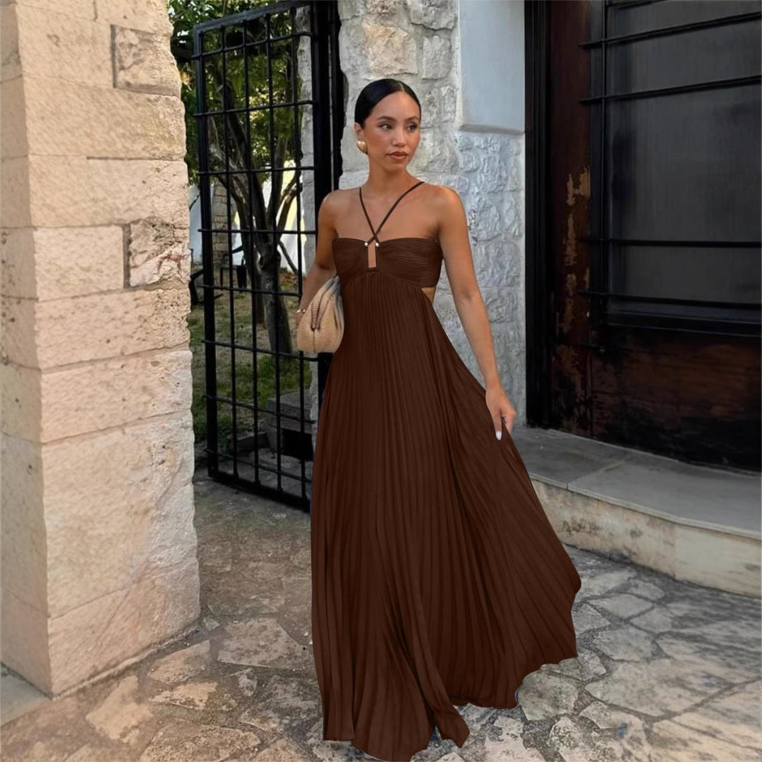 Tenue élégante : robe plissée fluide femme col halter, parfaite pour soirée cocktail.