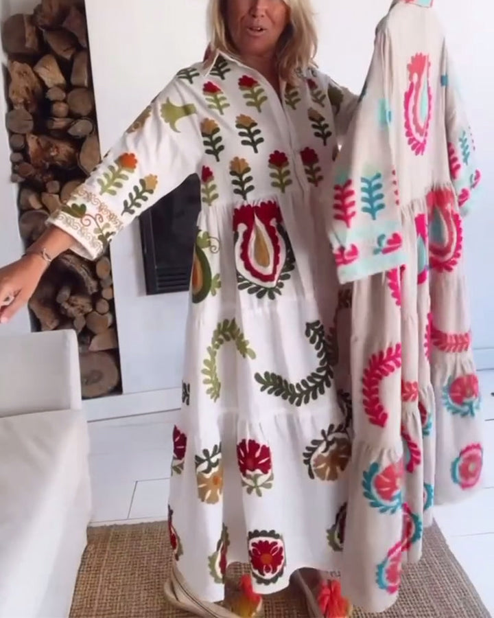 Détail: Robe midi femme à motifs floraux, tissu fluide, col revers, confort printanier.
