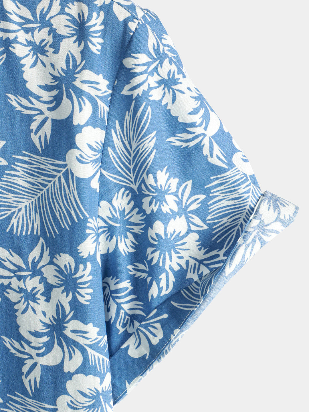 Chemise d'été homme à motif fleuri tropical, manches courtes, vêtement décontracté parfait pour les vacances.