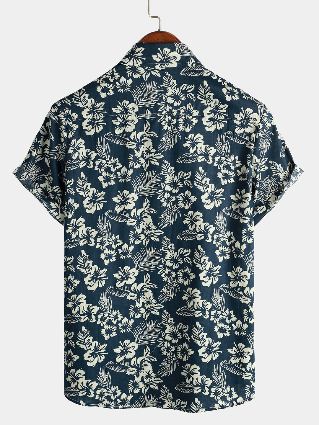 Chemise décontractée homme, style tropical, fluide, boutonnée, pour un été confortable.