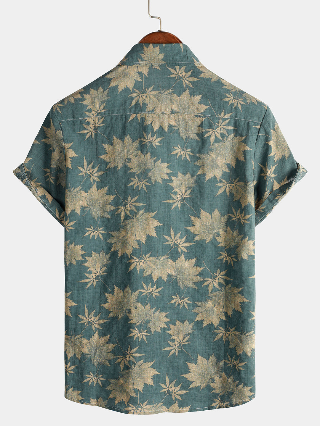 Homme portant chemise hawaïenne tropicale, manches courtes, décontractée pour l'été.