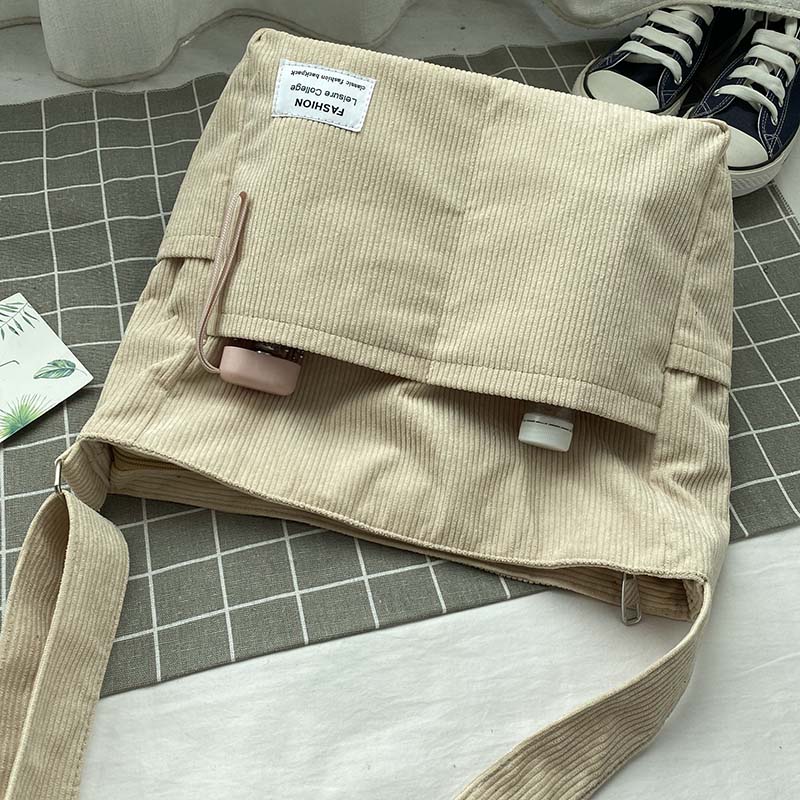 Sac bandoulière femme en velours côtelé brun, style intemporel et confortable pour toutes occasions.