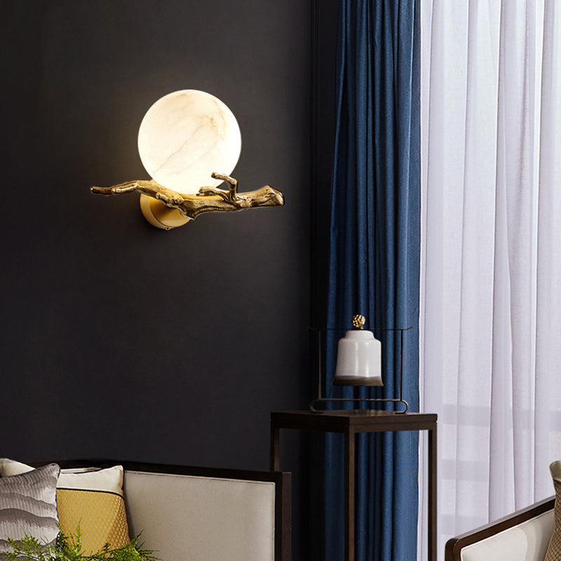 Luminaire mural en bronze au design moderne, apporte une ambiance chaleureuse et sophistiquée.