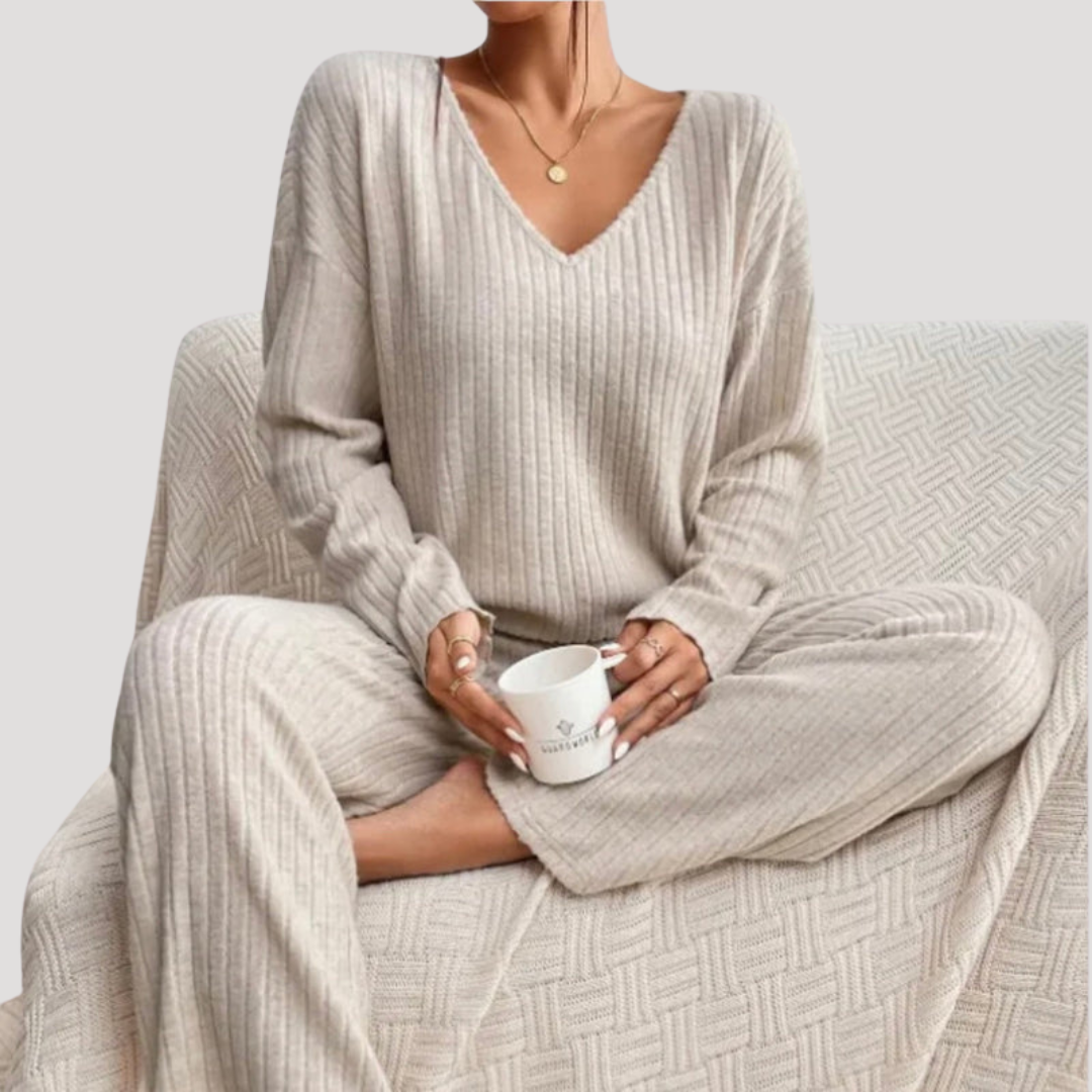 Ensemble femme confortable en maille, col V élégant et pantalon large fluide.