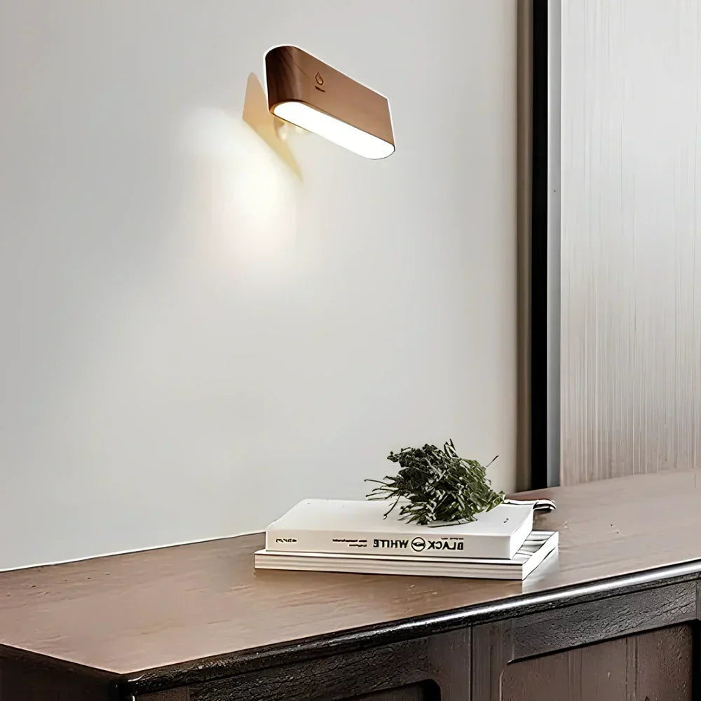 Lampe murale LED rechargeable, orientable 360° et sans fil, parfaite pour une installation facile.