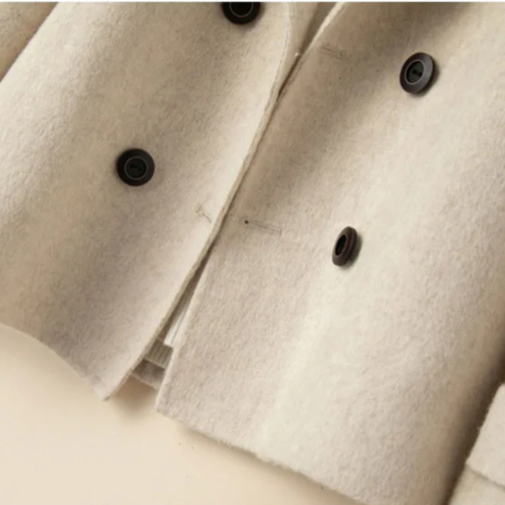 Veste blazer femme chic et polyvalente, parfaite pour le bureau ou un look casual. Boutons classiques, mode féminine.