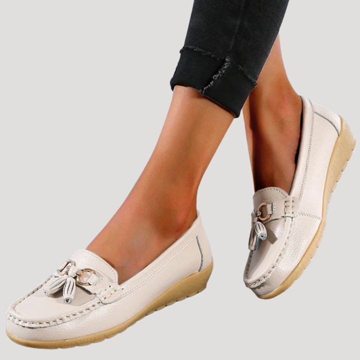 Mocassins plats femme élégants à pompons, confortables pour un look chic décontracté.