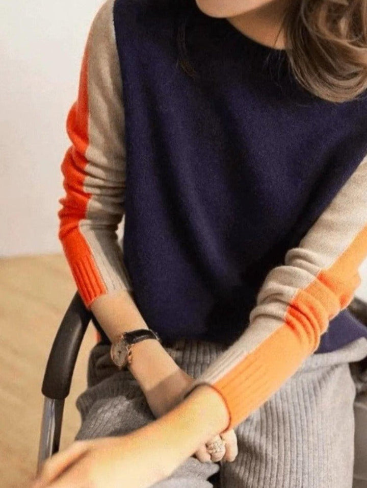 Pull femme rayé élégant, style graphique chic, vêtement mode féminine pour une tenue raffinée et confortable.