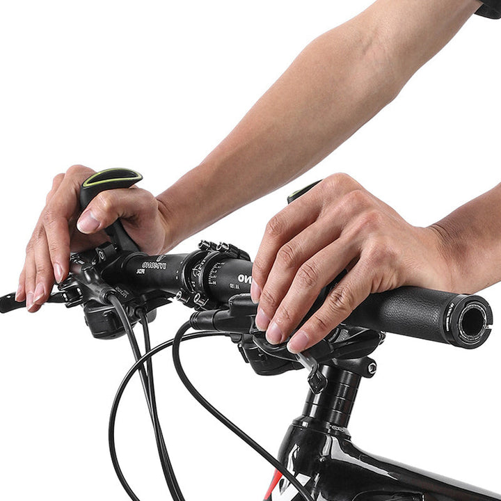 Confort accru avec ces poignées vélo ergonomiques noires, parfaites pour les longues balades sans douleur.