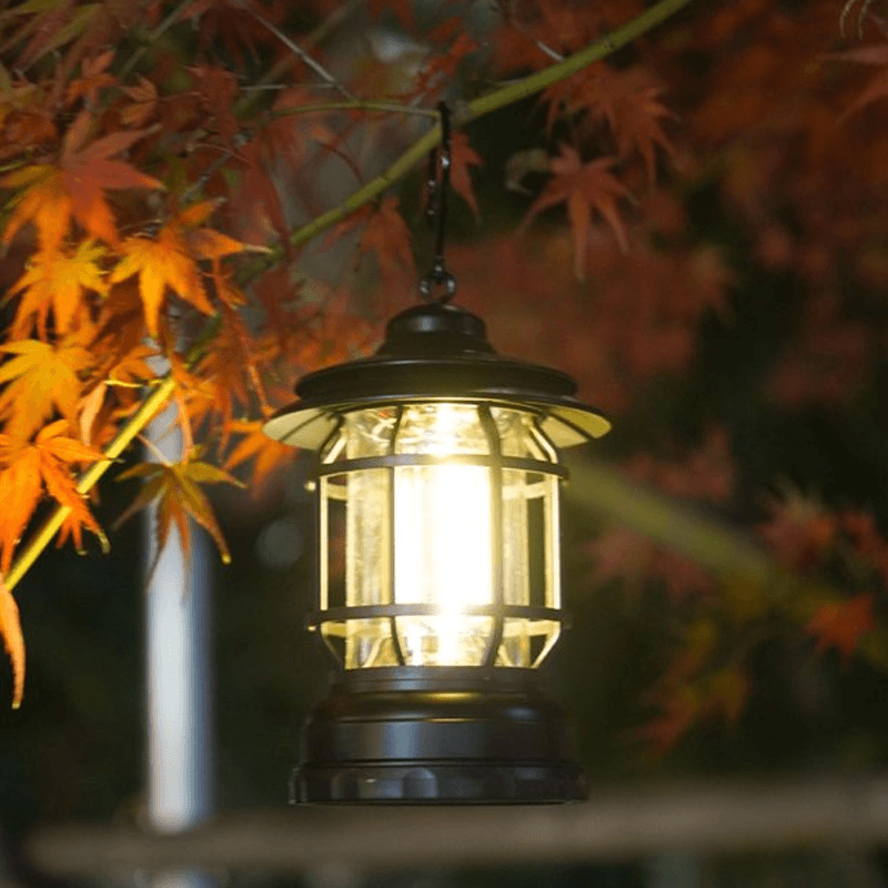 Lampe de camping vintage portable avec poignée, pour transporter la lumière rétro en extérieur.