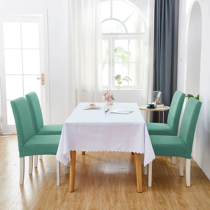 Protection chaise imperméable noire en polyester stretch, idéale pour cuisine et salle à manger moderne.