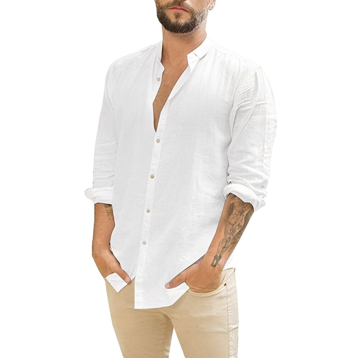 Chemise polyvalente pour homme, style bureau chic ou look décontracté, vêtement confortable.