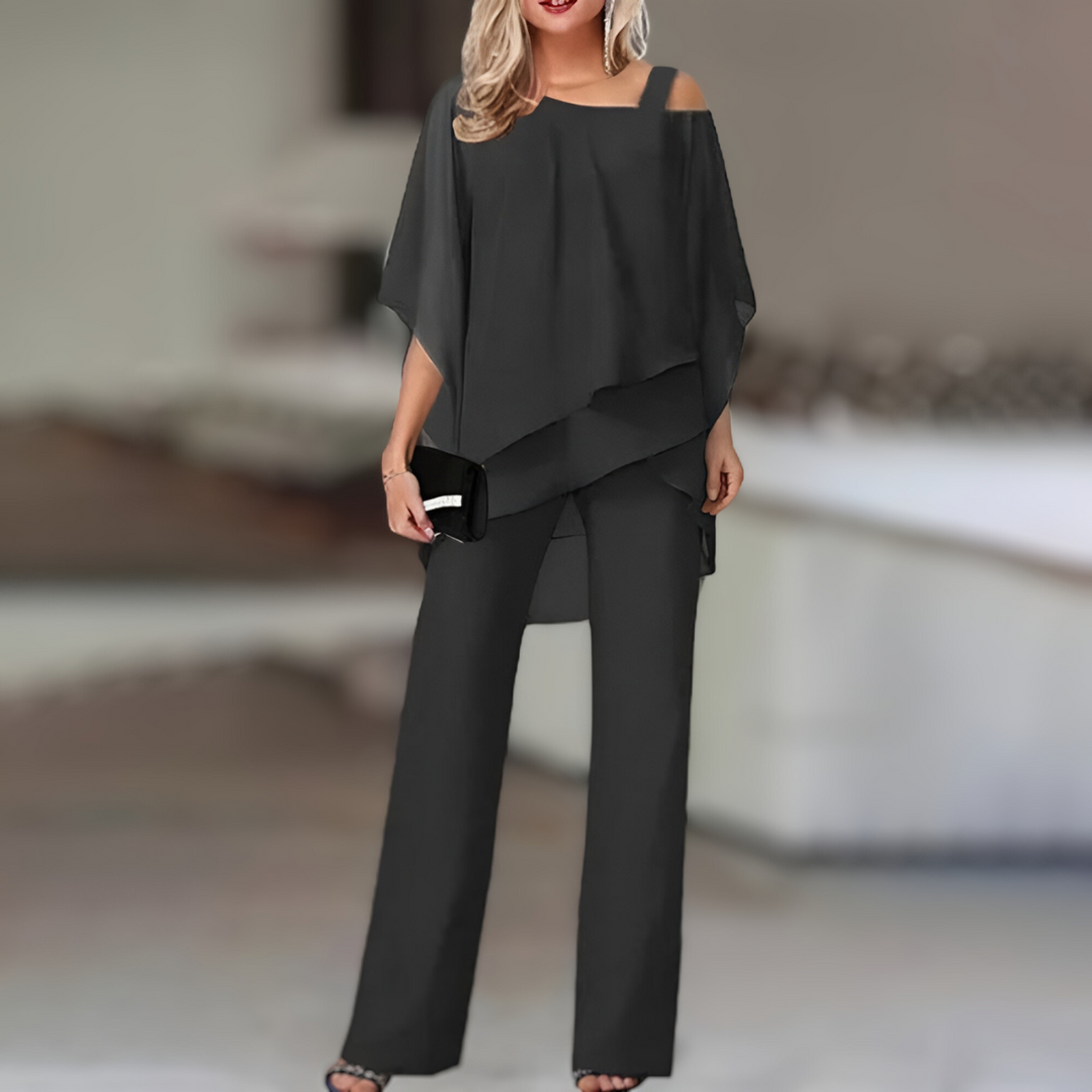 Ensemble femme deux pièces élégant. Haut épaules dénudées et pantalon fluide. Parfait pour soirée ou sortie chic.