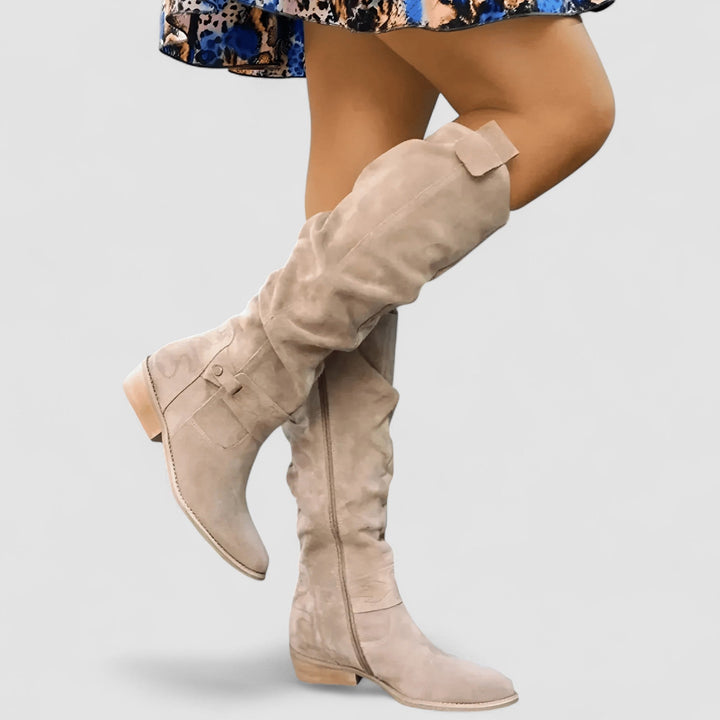 Bottes orthopédiques Nora noires pour femmes, offrant confort et soutien pour les pieds douloureux en hiver.