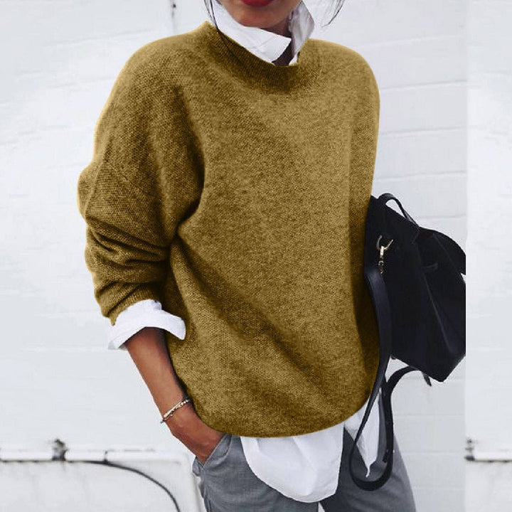 Pull élégant femme, coloris classique. Chandail col rond confortable, idéal pour une garde-robe capsule hivernale.