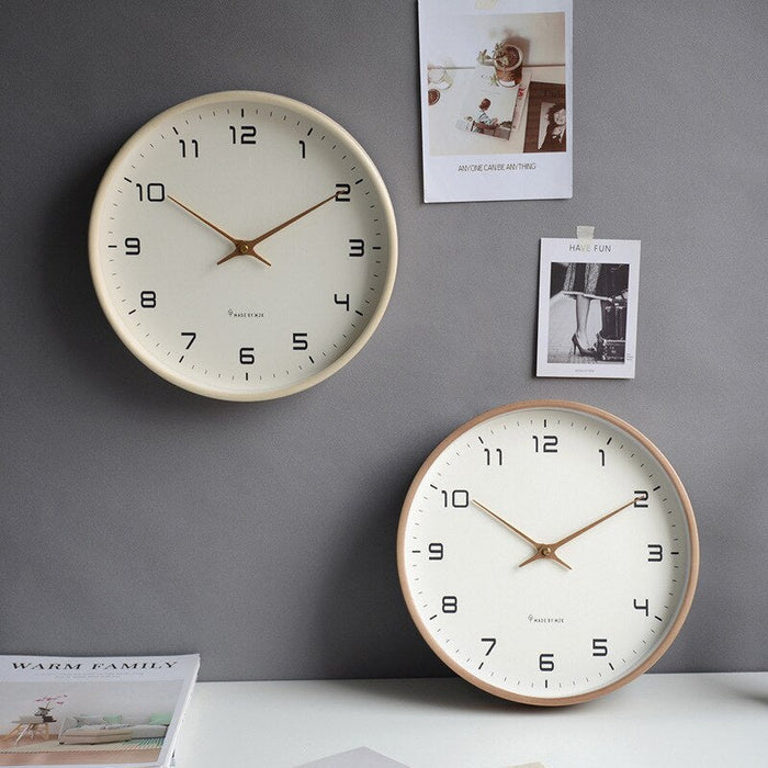 Horloge murale NordicTimber en bois clair, design scandinave élégant pour salon moderne ou chambre cosy.