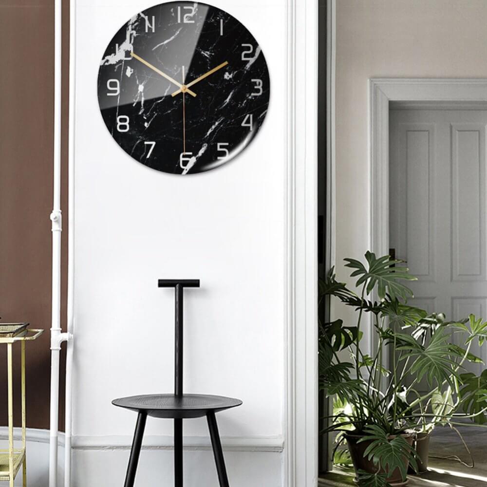 Design moderne et silencieux : horloge murale Ø30 cm, effet marbre, pour intérieur contemporain.