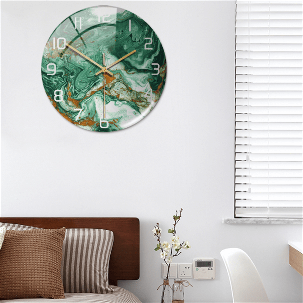 Horloge murale Ø30 cm en acrylique, silencieuse, motif marbre, style minimaliste.