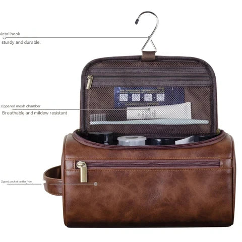 Détail trousse de toilette luxe en cuir synthétique marron, texture premium et finitions soignées pour voyage.