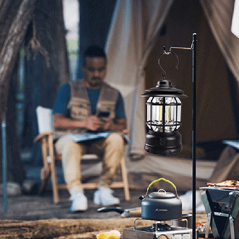 Apportez une touche rétro à votre extérieur avec cette lampe de camping vintage portable et lumineuse.