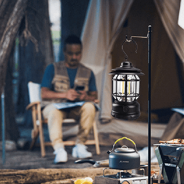 Apportez une touche rétro à votre extérieur avec cette lampe de camping vintage portable et lumineuse.