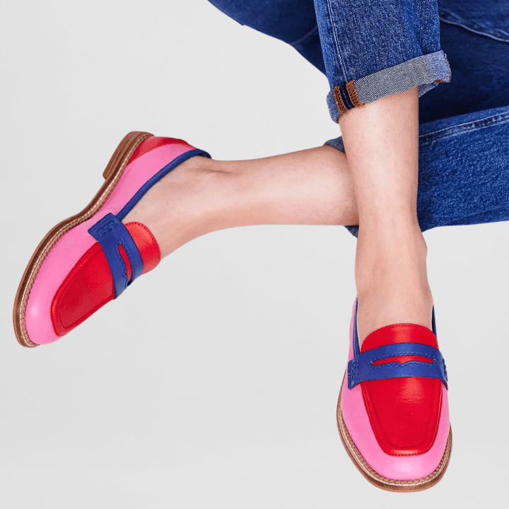 Mocassins femmes colorés et vibrants, au design chic et audacieux, idéaux pour une mode féminine printanière.