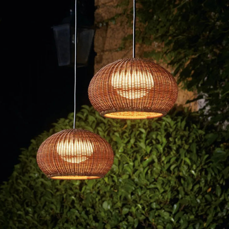 Superbe suspension en bambou tressé à la main, parfaite pour un décor Japandi ou scandinave. Éclairage design.