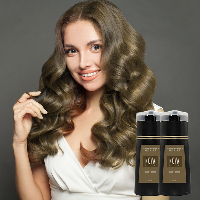 Application facile de shampooing colorant pour une couleur naturelle et rapide des cheveux.