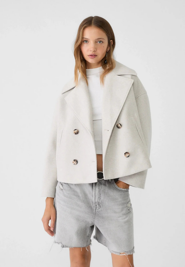 Mode automne/printemps: veste courte femme élégante, style tailleur moderne pour le bureau.