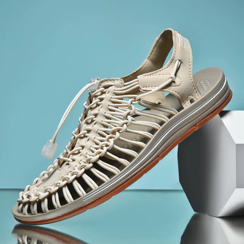 Sandales hommes confortables et respirantes, parfaites pour la mode masculine estivale et active.