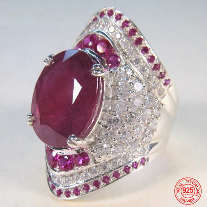 Bague femme élégante en argent sterling 925, sertie d'un rubis éclatant. Bijou luxe et moderne.