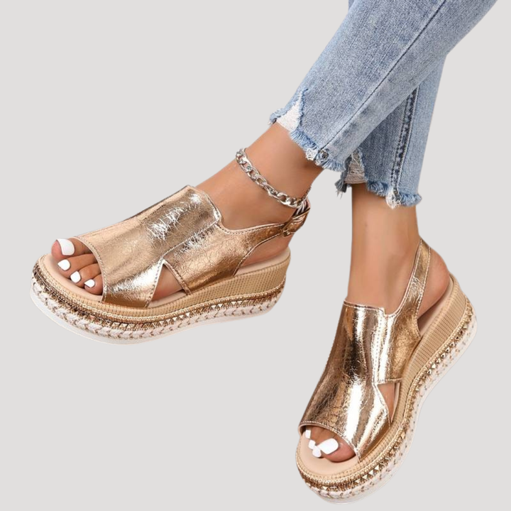 Sandales plateforme femme chic à bout ouvert étincelantes or ou argent, parfaites pour l'été.