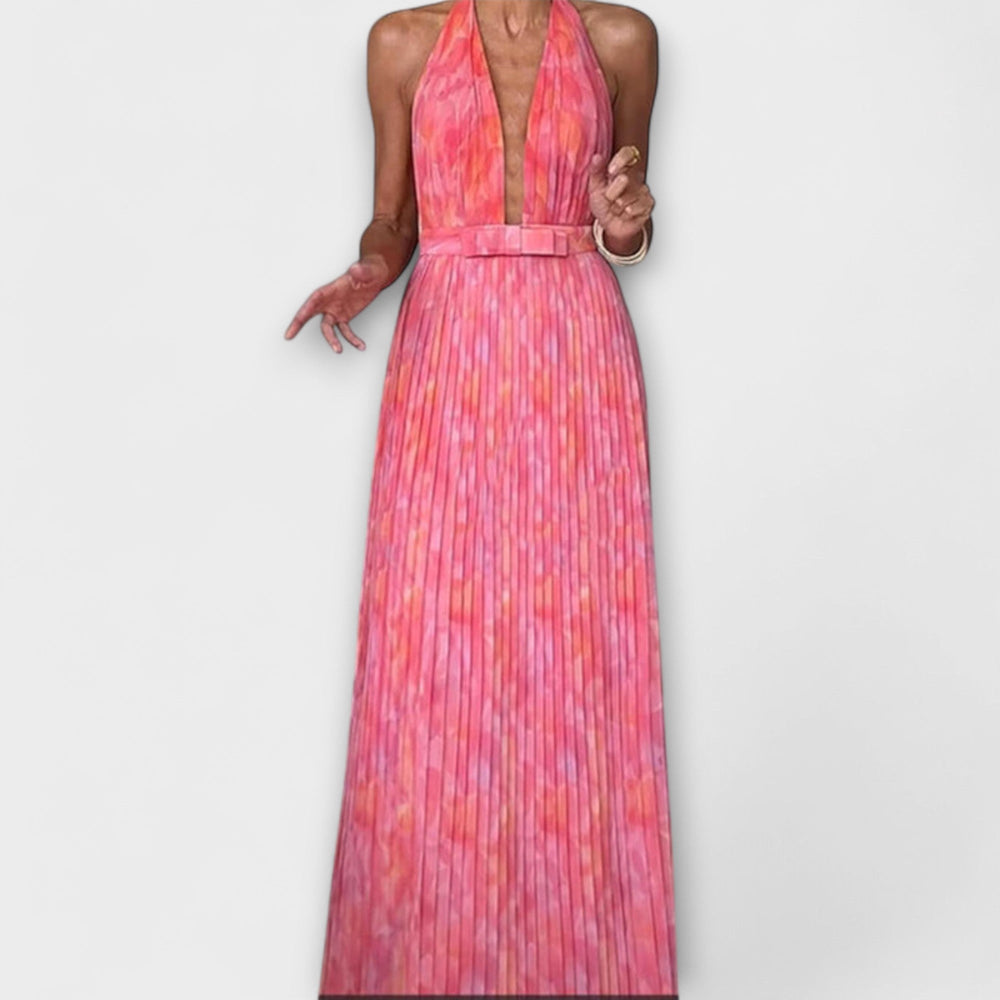 Robe fluide plissée chic Seraphina, dos nu, col licou et décolleté V, parfaite pour les vacances ou une soirée élégante.