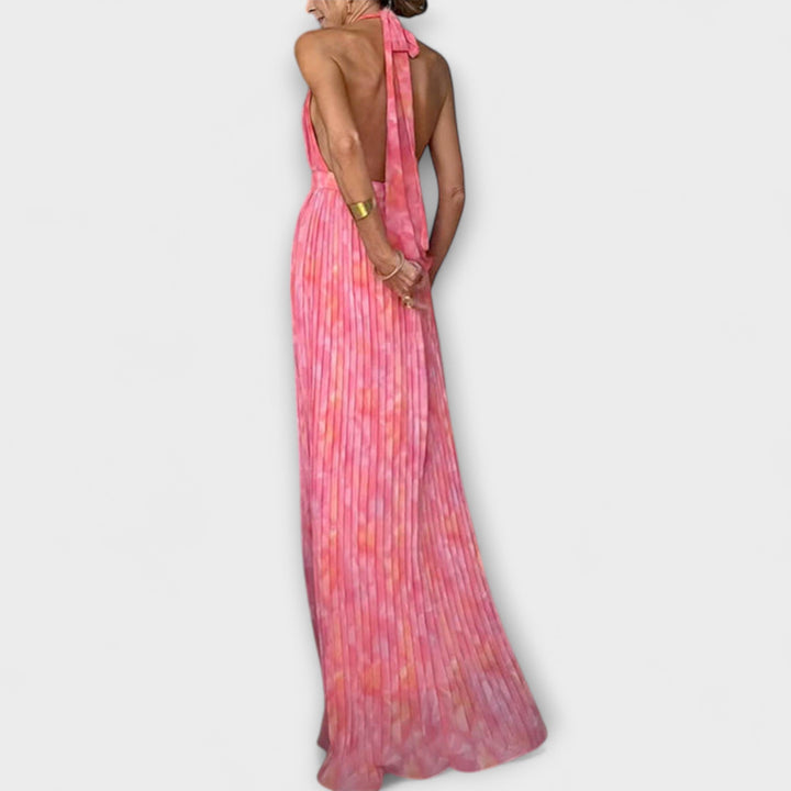 Magnifique robe longue plissée Seraphina pour femme avec col licou, décolleté V profond et dos nu, pour un look chic et fluide.