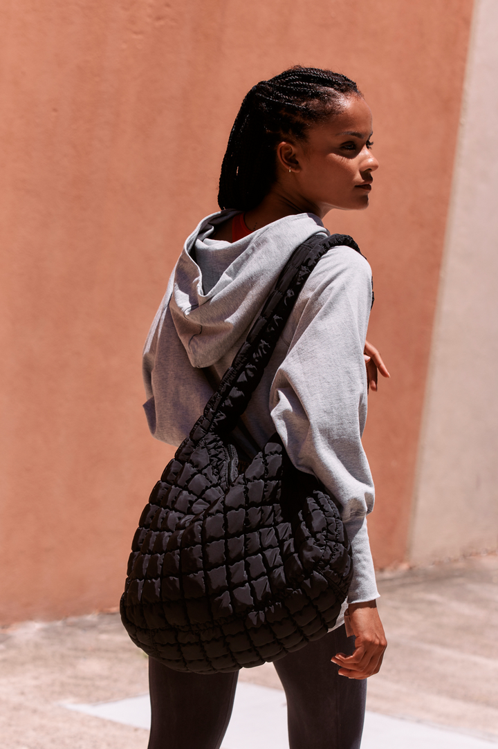 Sac matelassé bleu pour femme, élégant et tendance. Parfait pour le quotidien avec ses compartiments pratiques.