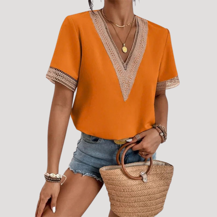 Blouse femme légère en dentelle blanche, élégante pour l'été, avec col en V et manches courtes, style chic.