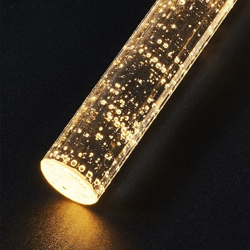 Lampe suspendue cylindrique en verre, design moderne, éclairage intérieur chaleureux.